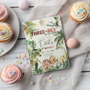 Puede incluir: Una tarjeta de invitación de cumpleaños rectangular con ilustraciones en acuarela de dinosaurios, hojas de palmera y una huella. El texto dice: There's a THREE-REX ON THE LOOSE! PLEASE JOIN US TO CELEBRATE Elliot's 3RD BIRTHDAY JULY 18 2PM 1 FARM LANE, FARMVILLE RSVP 0123 456789.