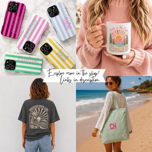 K&ouml;nnte beinhalten: Eine Sammlung personalisierter Handyh&uuml;llen mit Streifenmuster, ein wei&szlig;er Keramikbecher mit Sonnenaufgangs- und Bergmotiv, ein dunkelgraues T-Shirt mit Strandaufdruck und eine hellgr&uuml;ne Tragetasche mit rosafarbenen monogrammierten Buchstaben.