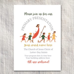 Può includere: Un biglietto d'invito bianco con il testo Please join us for our PRIMARY PRESENTATION. Un'illustrazione mostra una figura in tunica bianca con una fascia rossa e un bastone di legno che cammina con cinque bambini. Include segnaposto per il nome del rione, data, ora, indirizzo e il testo All are welcome!