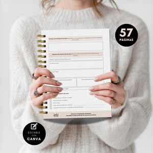 Puede incluir: Un cuaderno beige con espiral es sostenido. El cuaderno tiene encuadernaci&oacute;n en espiral dorada y el texto "57 p&aacute;ginas" en un c&iacute;rculo negro. La esquina inferior izquierda tiene un c&iacute;rculo negro con el texto "EDITABLE CON CANVA".