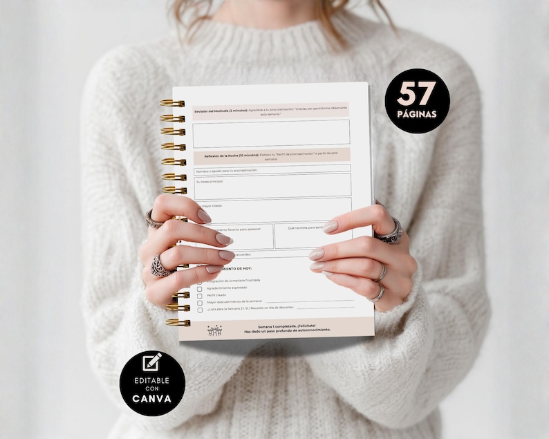Puede incluir: Un cuaderno beige con espiral es sostenido. El cuaderno tiene encuadernaci&oacute;n en espiral dorada y el texto "57 p&aacute;ginas" en un c&iacute;rculo negro. La esquina inferior izquierda tiene un c&iacute;rculo negro con el texto "EDITABLE CON CANVA".