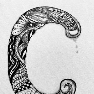 Illustration lettre alphabet dessinée à la main en noir et blanc.