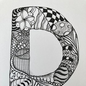 Illustration lettre alphabet, dessin fait à la main en noir et blanc.
