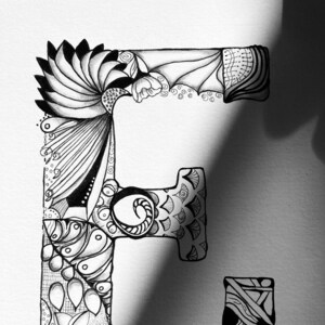 Illustration lettre alphabet dessinée à la main en noir et blanc