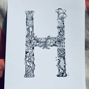 Illustration lettre alphabet dessinée à la main, noir et blanc
