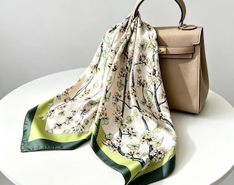 Vintage luxe sjaal van moerbeizijde met frisse bloemen en vlinders in groen
