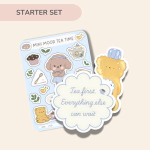 Può includere: Un set di adesivi "Starter Set" su sfondo azzurro. Il set include adesivi a tema tè, con una teiera, un orso e il testo "Tea first. Everything else can wait."