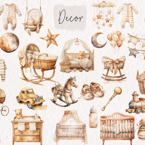 Op de afbeelding: Een verzameling aquarel illustraties met kinderkamerdecoratie in een neutrale kleurenpalet. De illustraties omvatten een wieg, een wiegje, een schommelpaard, een speelgoedtrein, een kinderwagen, een droomvanger, een sterrenkrans, een maan-en-sterrenmobiel, een teddybeer en een set babykleding.
