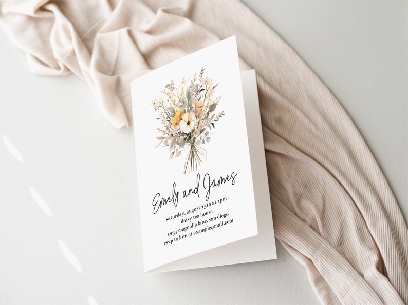 Puede incluir: Una tarjeta blanca con una ilustraci&oacute;n floral y el texto "Emely and James" seguido de los detalles de una recepci&oacute;n de boda: "s&aacute;bado 13 de agosto a las 5 pm, daisy tea house, 1294 magnolia lane, san diego, esvp a kim en example@mail.com".