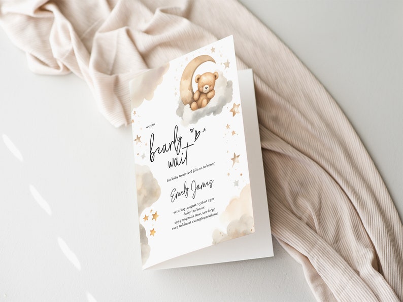 Op de afbeelding: Een babyborrel uitnodiging met een aquarel illustratie van een teddybeer die slaapt op een halve maan. De uitnodiging luidt "bearly wait" en bevat de tekst "Onze baby is onderweg! Doe mee om Emily James te eren Zaterdag 12 augustus om 14:00 uur. 123 Magnolia Lane, San Diego RSVP naar: emilyjames@email.com"