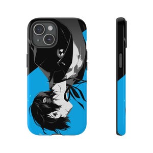 Op de afbeelding: Een zwart-witte illustratie van een persoon met zwart haar en een zwarte jas op een blauwe achtergrond. De persoon staat op zijn kop en zijn gezicht is zichtbaar. De afbeelding is voor een telefoonhoesje.