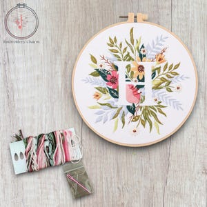 Kit de bordado con letra H floral moderno, punto de cruz vintage para principiantes, kit de bastidor de arte fácil, kit de manualidades para principiantes de bricolaje para adultos