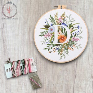 Kit de bordado con letra D floral moderno, punto de cruz vintage para principiantes, kit de bastidor de arte fácil, kit de manualidades para principiantes de bricolaje para adultos