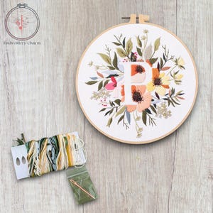 Kit de bordado con letra P floral moderna, punto de cruz vintage para principiantes, kit de bastidor de arte fácil, kit de manualidades para principiantes de bricolaje para adultos