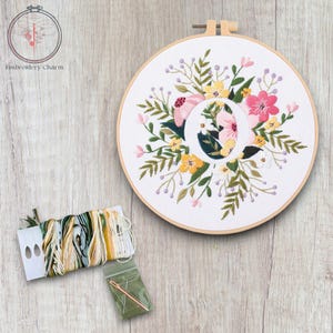 Kit de bordado con letra O floral moderno, punto de cruz vintage para principiantes, kit de bastidor de arte fácil, kit de manualidades para principiantes de bricolaje para adultos