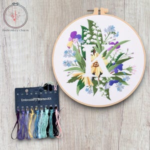 Kit de bordado floral moderno con la letra K, punto de cruz vintage para principiantes, kit de bastidor de arte fácil, kit de manualidades para principiantes de bricolaje para adultos