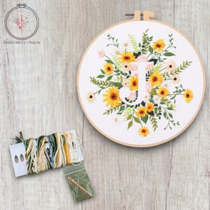 Kit de bordado con letra J con diseño floral moderno, punto de cruz vintage para principiantes, kit de bastidor de arte fácil, kit de manualidades para principiantes de bricolaje para adultos