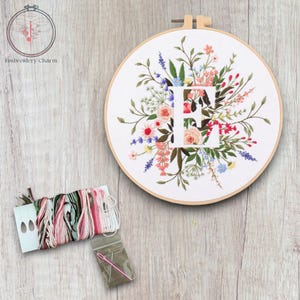 Kit de bordado con letra E floral moderna, punto de cruz vintage para principiantes, kit de bastidor de arte fácil, kit de manualidades para principiantes de bricolaje para adultos