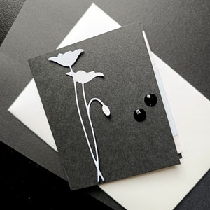 Carte pliante comme carte de deuil, avec mouchoir de deuil, nénuphar, papier découpé, cristaux de verre noir, carte de condoléances, carte artisanale, personnelle.