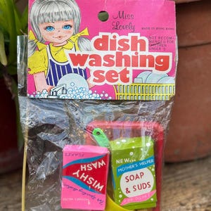 Juego de lavavajillas vintage &quot;Miss Lovely&quot;: juguete retro de los años 80, fabricado en Hong Kong; todavía en embalaje kitsch