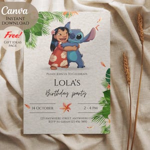 Könnte beinhalten: Eine hellgraue Einladungskarte mit Lilo und Stitch, die sich umarmen. Die Karte verkündet "Lolas Geburtstagsparty" mit Datum und Uhrzeit. Tropische Blumen- und Blätterakzente rahmen das Design ein. In der oberen linken Ecke steht der Text "Canva Sofort-Download Kostenlos! Geschenkideen-Seite."