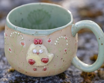Taza de cerámica hecha a mano con diseño de pollito, 350 ml – Bonita taza con diseño de pollito y corazones – Taza de café rústica de cerámica – Regalo único para ella – Taza de primavera y Pascua