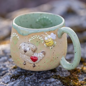Handgemaakte keramische hondenmok hommel, koffiekopje gespikkeld chamottesteengoed, grillig hondenaardewerk wilde bloemen, uniek cadeau voor hondenliefhebbers