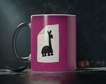 以下が含まれることがあります： 白いステッカーに白いシルエットのラマが描かれたピンクのセラミックマグカップ。ステッカーは一部剥がれており、その下にあるピンクのマグカップが露出している。