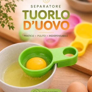 Può includere: Un separatore di tuorlo verde con un tuorlo giallo brillante, sopra una ciotola di albumi. L'immagine include il testo che recita "SEPARATOR, TUORLO D'UOVO, PRATICO, PULITO, INDISPENSABILE, PER RICETTE PERFETTE."