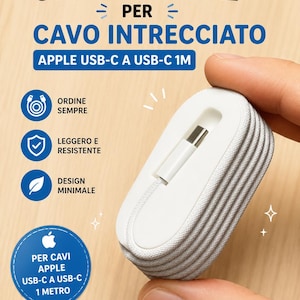 Könnte beinhalten: Ein weiß-grauer geflochtener USB-C-zu-USB-C-Kabel-Organizer für Apple-Geräte. Der Text auf dem Bild lautet "ORGANIZZATORE PER CAVO INTRECCIATO APPLE USB-C A USB-C 1M". Der Organizer soll das Kabel ordentlich halten.