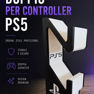 Op de afbeelding: Zwart-witte PS5 controllerstandaard. De standaard heeft een uniek ontwerp met het PS5-logo en tekst. De standaard is ontworpen om twee controllers te bevatten. De tekst op de standaard luidt "Supporto Doppio Per Controller PS5".