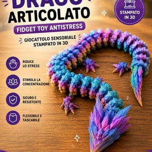 Pode incluir: Um brinquedo fidget de dragão articulado impresso em 3D. O dragão é um gradiente de azul, roxo e amarelo. A imagem inclui texto em italiano que diz "Fidget Toy Antistress" e "Toque, mova, relaxe!"