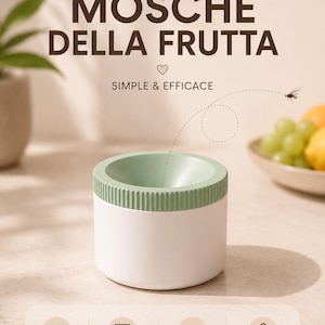 Könnte beinhalten: Eine weiß-grüne Fruchtfliegenfalle mit dem Text "TRAPPOLA PER MOSCHE DELLA FRUTTA" und "SIMPLE & EFFICACE". Die Falle hat eine zylindrische Form mit einem grünen Rand und einem weißen Körper. Das Design ist wiederverwendbar.