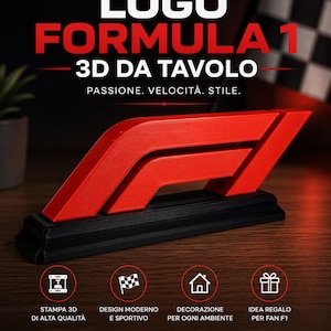 Pode incluir: Um adorno de mesa com o logotipo da Fórmula 1 em vermelho e preto. O logotipo é impresso em 3D e assenta numa base preta. O texto na imagem diz "LOGO FORMULA 1 3D DA TAVOLO" e "UN SIMBOLO DI VELOCITÀ, DA AVERE SULLA TUA SCRIVANIA."