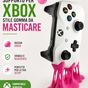 Può includere: Un supporto bianco per controller Xbox con una base rosa a forma di gomma da masticare. Il supporto presenta il logo Xbox e le icone dei pulsanti. Il testo recita "SUPPORT PER XBOX" e "COMPATIBILE XBOX".
