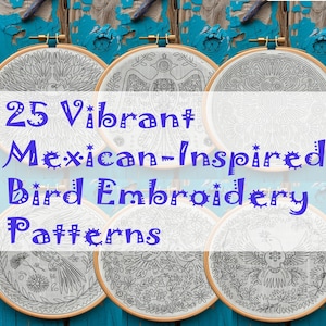 Puede incluir: Cinco aros de bordado con patrones de bordado de pájaros en blanco y negro. Los aros están colgados en un fondo de madera azul. El texto "25 Patrones de bordado de pájaros vibrantes de inspiración mexicana" se muestra en una pancarta blanca.