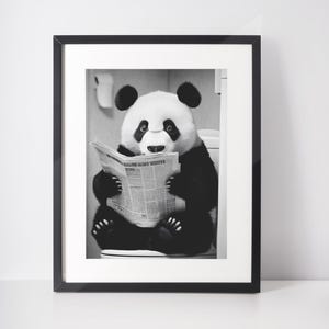 Panda che legge il giornale sul water - Fotomurale | Decorazione murale in bianco e nero | Download digitale | File stampabile | 300 dpi | Poster