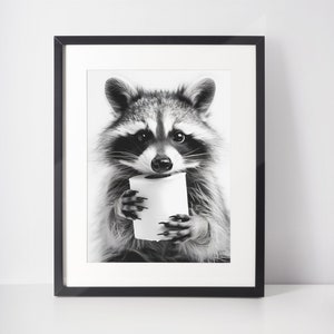 Mapache con papel higiénico | Decoración de pared blanco y negro | Descarga digital | Archivo imprimible | 300 ppp | Imagen monocromática