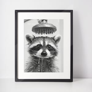 Szop pracz pod prysznicem | Czarno-biała dekoracja ścienna | Pobierz cyfrowo | Plik do druku | 300 dpi | Obraz monochromatyczny