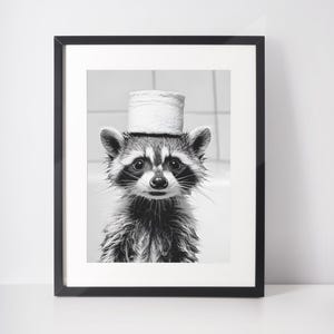 Cucciolo di procione con rotolo di carta igienica - Fotomurale | Decorazione murale in bianco e nero | Download digitale | File stampabile | 300 dpi | Immagine di carta igienica