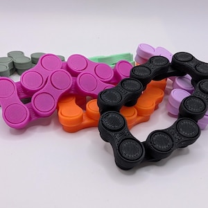 Peut inclure: Un ensemble de cinq jouets sensoriels colorés de différentes formes, dont un anneau, un cœur et une fleur. Les jouets sont en silicone et ont une surface texturée. Ils sont conçus pour aider à soulager le stress et l'anxiété.