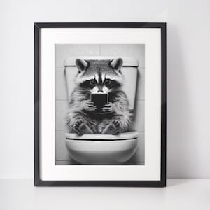 Waschbär auf der Toilette - Wandbild | Wanddekoration schwarz weiß | Digitaler Download | Druckbare Datei | 300 dpi | Bild monochromatic