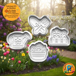Puede incluir: Cuatro cortadores de galletas de plástico blanco con formas de jardín: una regadera con una flor, una pala y un tenedor, una maceta y un jardín de flores con una valla. La imagen incluye el texto "Fabriqué ICI au Québec" y "En PLA alimentaire".