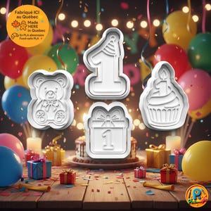 Könnte beinhalten: Weiße Ausstecher aus Kunststoff in Form eines Teddybären, der Zahl eins mit Partyhut, einer Geschenkbox mit der Zahl eins und eines Cupcakes mit einer Kerze. Der Hintergrund umfasst Luftballons, Konfetti und Geschenkboxen.
