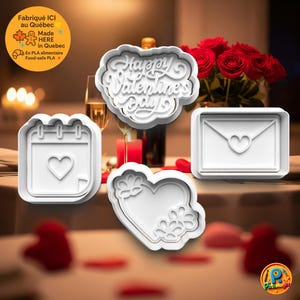 Può includere: Set di formine bianche per biscotti a tema San Valentino. I disegni includono un calendario con un cuore, una busta a forma di cuore, un cuore con decorazioni floreali e la scritta 'Happy Valentine's Day'. È presente anche un bouquet di rose rosse.