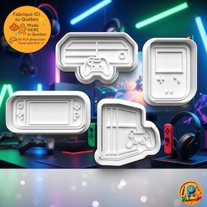 Puede incluir: Cuatro cortadores de galletas de plástico blanco con forma de consolas de juegos y mandos. Las formas incluyen una consola portátil, una consola con un mando y un juego portátil retro. La imagen incluye el texto "Made HERE in Quebec".
