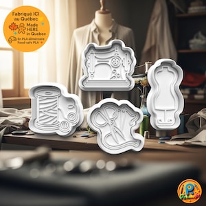 Pode incluir: Quatro cortadores de biscoitos de plástico branco em forma de ferramentas de costura: uma máquina de costura, um carretel de linha com botões, tesouras e uma fita métrica e um manequim. A imagem inclui o texto "Fabriqué ICI au Québec" e "En PLA alimentaire".