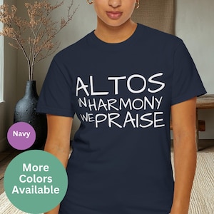 Puede incluir: Una camiseta azul marino con texto blanco que dice "ALTOS IN HARMONY WE PRAISE".