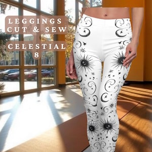 Könnte beinhalten: Weiße Leggings mit einem schwarzen, himmlischen Druck mit Monden, Sternen und Sonnen. Die Leggings werden von einer Person getragen, die auf einer braunen Yogamatte steht. Der Text "Crafty Harmonies Comfortably Beautiful CraftyHarmonies.etsy.com Leggings Cut & Sew Celestial 8" ist oben im Bild sichtbar.