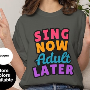 Sing Now Adult Later T-shirt | Kleurrijk retro tekst T-shirt